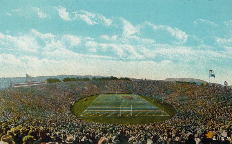 New Haven, Conn: "The Bowl", Yales store fodboldstadion med plads til 80.000 mennesker (farvefoto) af American Photographer
