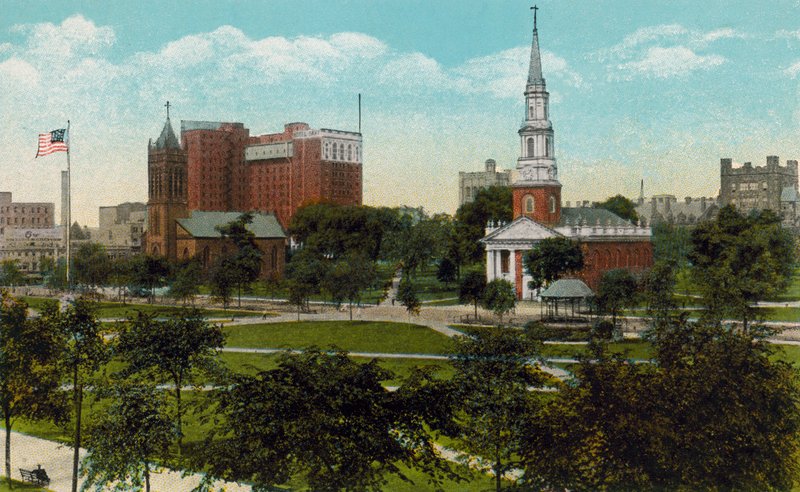 New Haven, Conn: Trinity Church, Taft Hotel og Center Church set fra den anden side af Green (farvefoto) af American Photographer