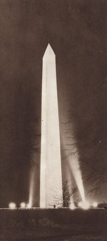 Obelisk oplyst af projektører om natten (s/h-foto) af American Photographer