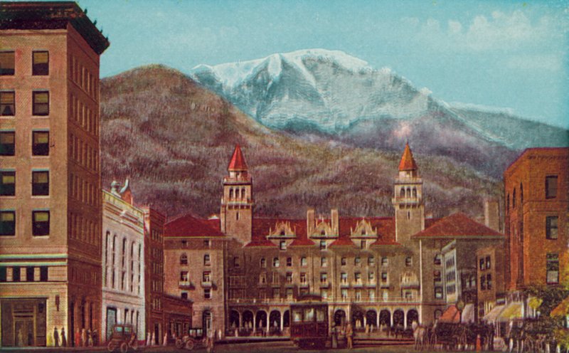 Pikes Peak Avenue, Colorado Springs, Colorado, Pikes Peak i det fjerne (farvefoto) af American Photographer