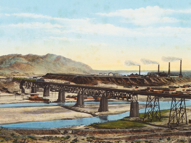Jernbanebro over Rio Grande og det store toldsmelteværk i El Paso, Texas (farvefoto) af American Photographer