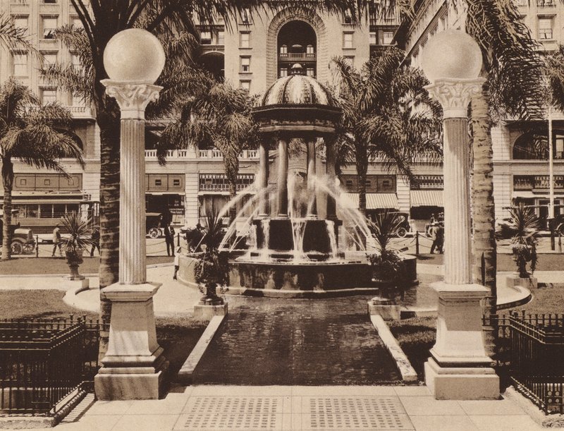 San Diego: Elektrisk springvand i Plaza Park, over for US Grant Hotel, doneret til byen af Louis J Wilde (s/h-foto) af American Photographer