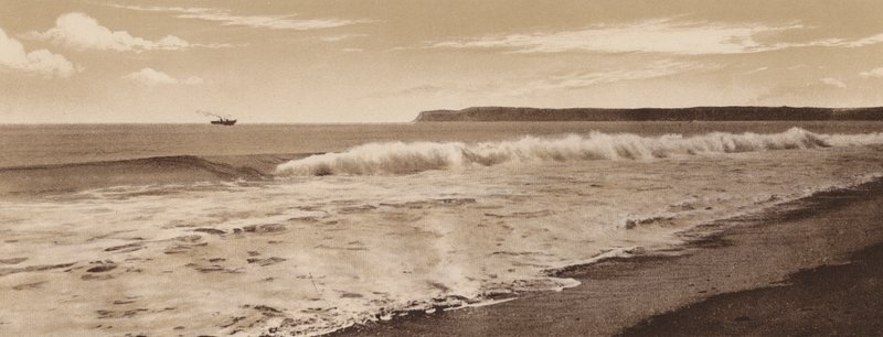 San Diego: Surf ved Coronado Beach, Point Loma i det fjerne, San Diego (s/h-foto) af American Photographer