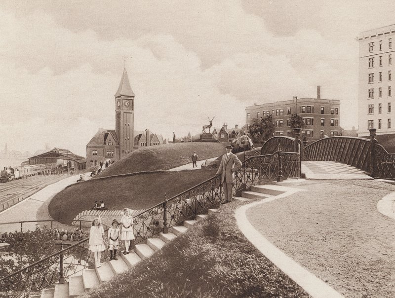 Scene Juneau Park, North Western Depot i det fjerne, Milwaukee, Wisconsin (s/h-foto) af American Photographer