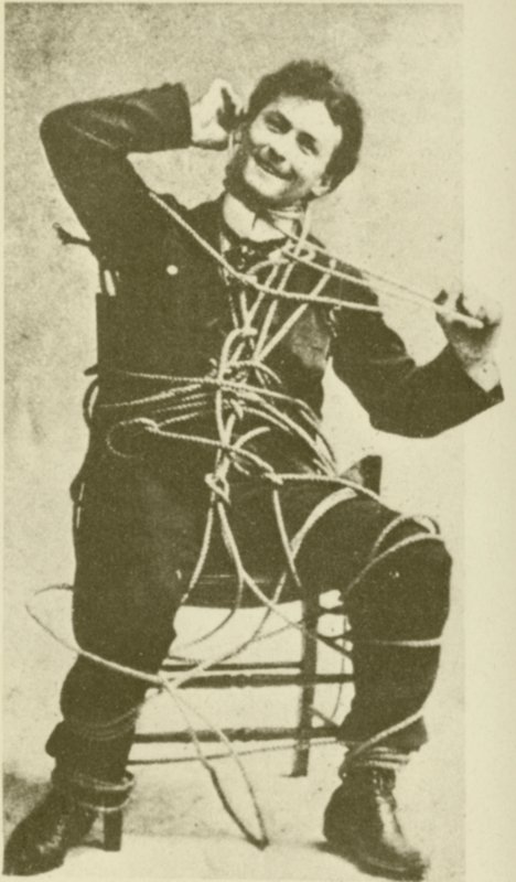 Den unge Harry Houdini laver et trick med et flugtreb i 1898 (s/h-foto) af American Photographer