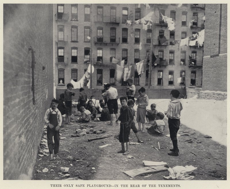 Deres eneste sikre legeplads, bagerst i lejemålene (s/h-billede) af American Photographer