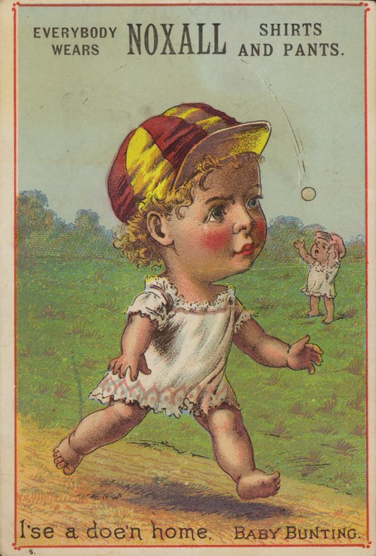 Baby løber iført baseballhat af American School
