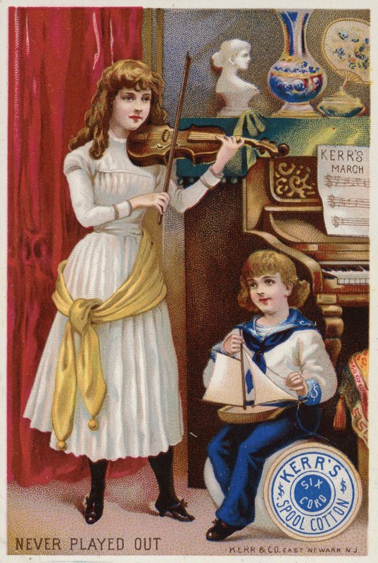 Pige, der spiller violin til et lille barn af American School
