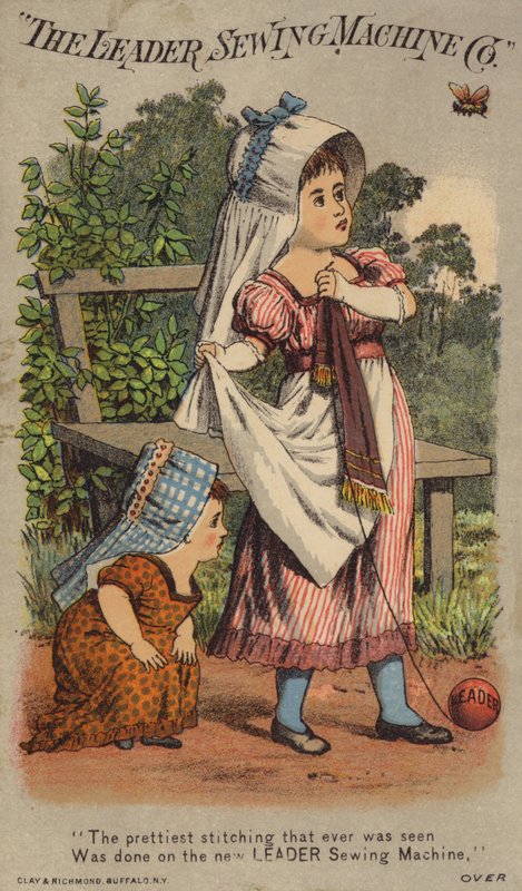 Piger ser bi, mens de leger med bolden af American School