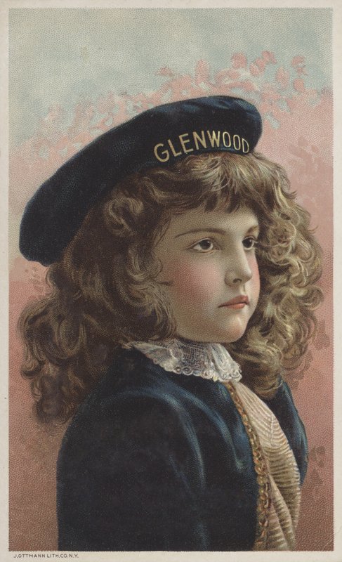 Smuk pige med krøllet brunt hår og en kasket med navnet Glenwood (chromolitho) af American School