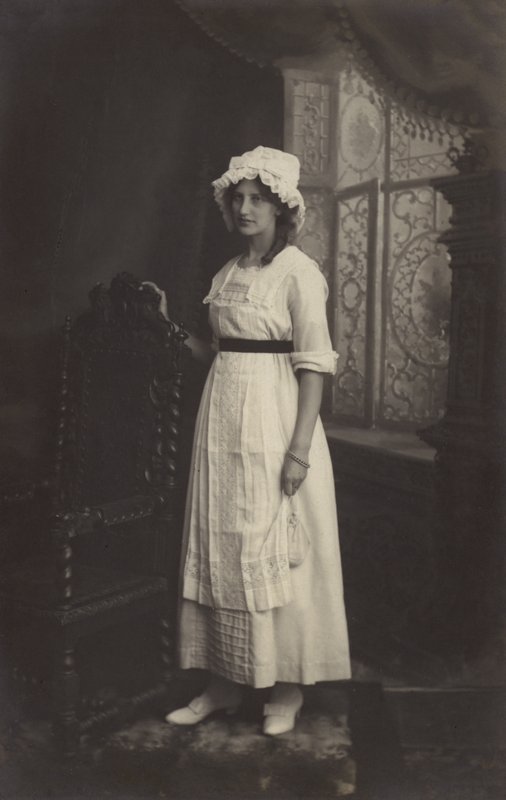Pige med blondehætte af Arthur C. Burgess