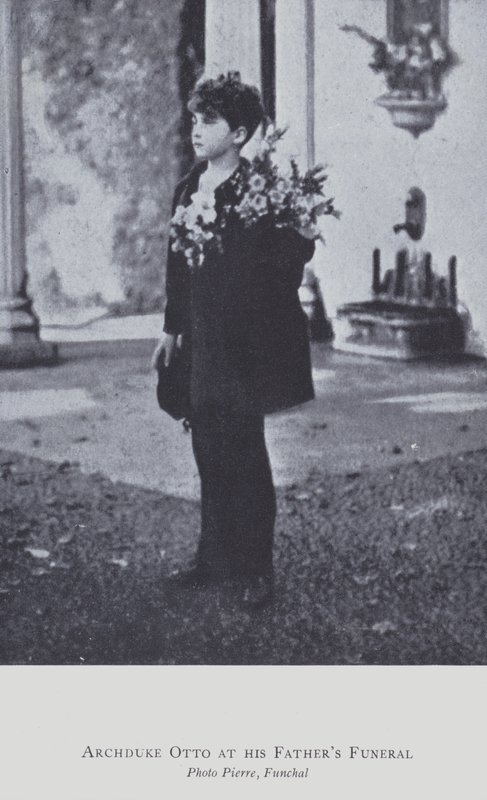 Ærkehertug Otto af Østrig ved sin fars begravelse i 1922 (s/h foto) af Austrian Photographer