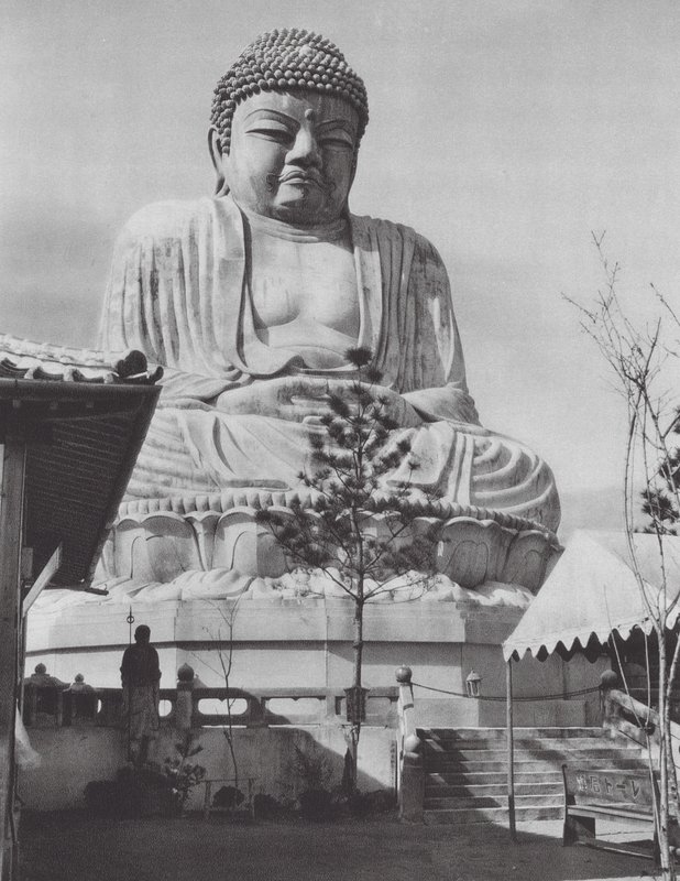 Japan: Buddhastatue i Beppu (s/h-foto) af Axel von Graefe