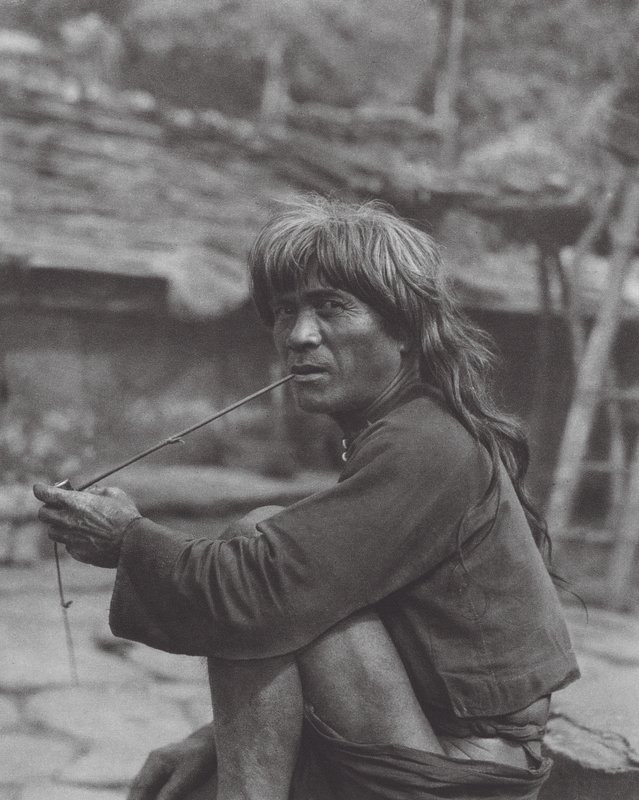 Japan: Høvding for Paiwan-stammen i Raisha (s/h-foto) af Axel von Graefe