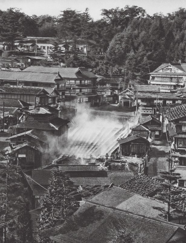 Japan: Kusatsu, svovlkilder (s/h-foto) af Axel von Graefe