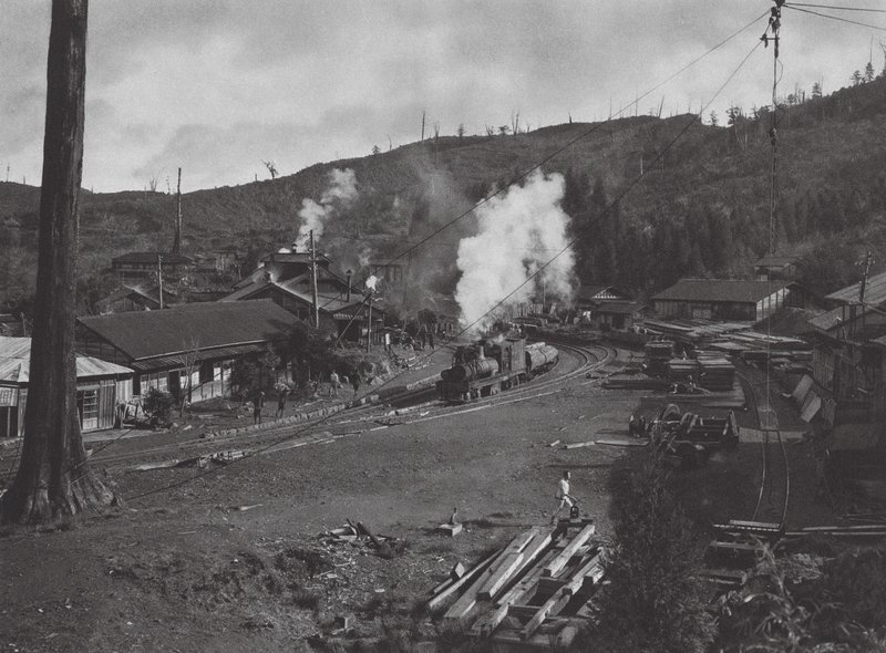 Japan: Numanohira, transport af tømmer (s/h-foto) af Axel von Graefe