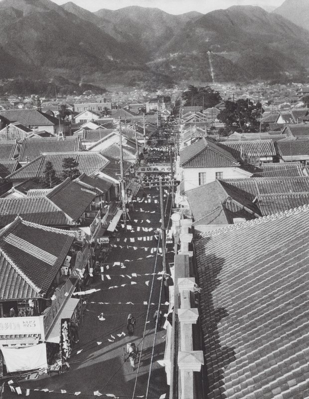 Japan: Indkøbscenter i Beppu (s/h-foto) af Axel von Graefe