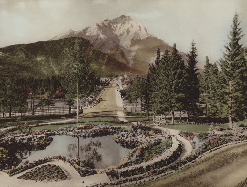 Cascade Mountain og Reflection Pool, Banff (farvefoto) af Byron Hill Harmon