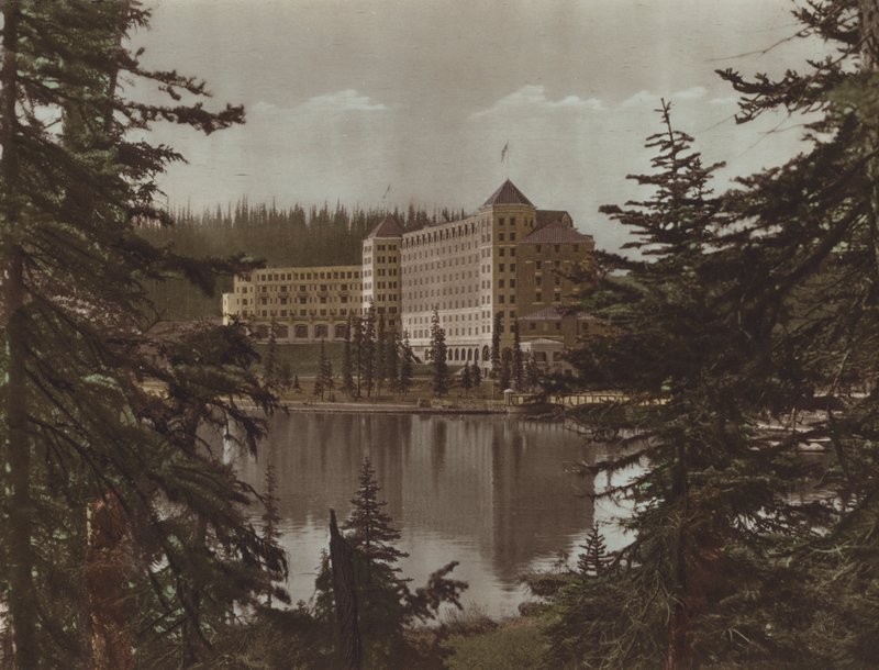 Chateau, Lake Louise (farvefoto) af Byron Hill Harmon