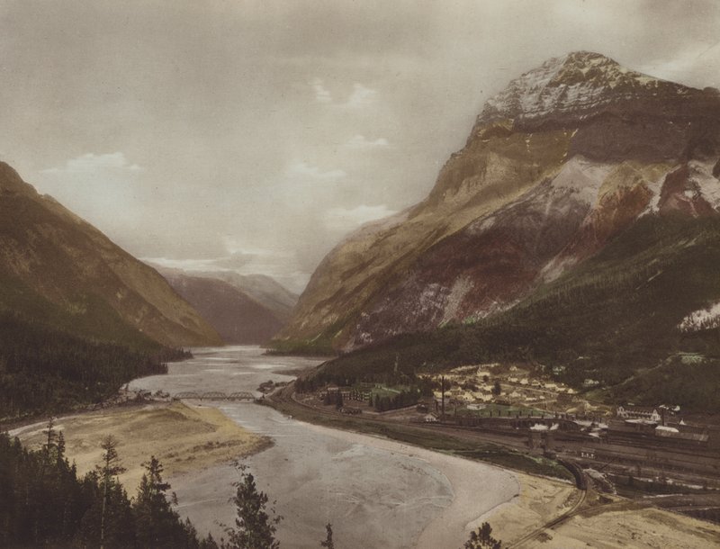 Field, British Columbia og Mount Stephen (farvefoto) af Byron Hill Harmon