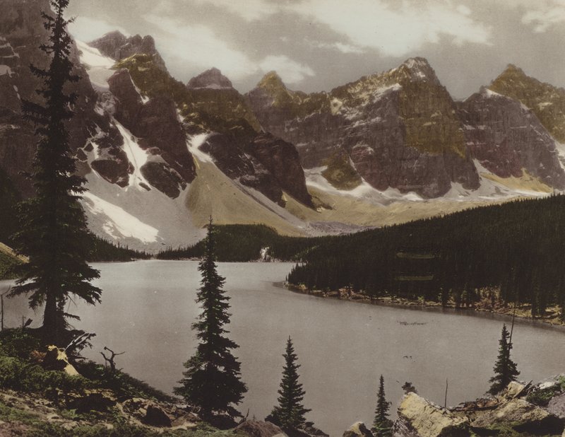 Moraine Lake og Valley of Ten Peaks (farvefoto) af Byron Hill Harmon