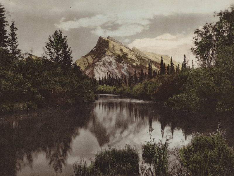 Mount Rundle, Banff, Alt 9.665 fod (farvefoto) af Byron Hill Harmon