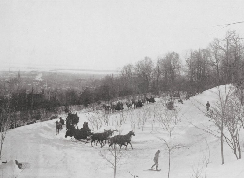 Tandemklubbens kørsel på bjerget (s/h-foto) af Canadian Photographer