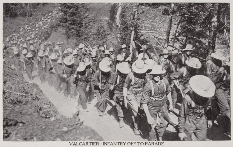 Val Cartier-Infanteriet på vej til parade 1915 (s/h-foto) af Canadian Photographer
