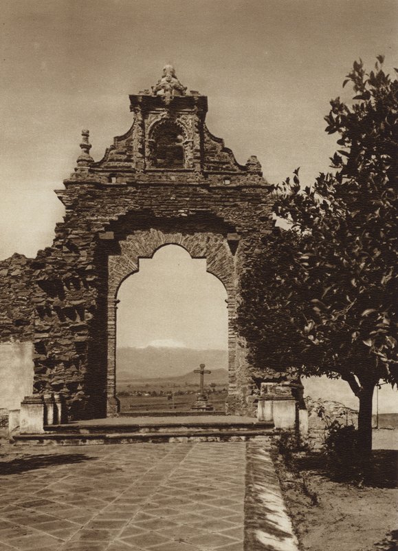Mexico: Indgang til atriumet i Acatepec-kirken (s/h-foto) af Cecile Seler Sachs
