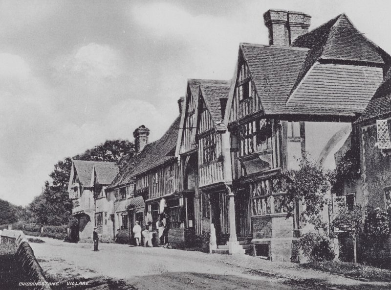 Chiddingstone Village (s/h foto) af Charles Essenhigh Corke