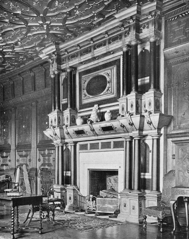 Et skorstensstykke i det lange galleri (s/h foto) af Charles Latham