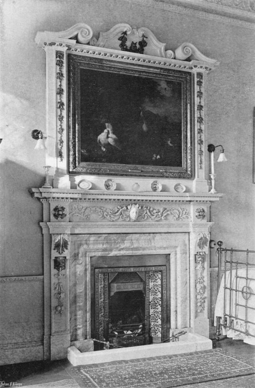 Et marmor skorstensstykke (s/h foto) af Charles Latham