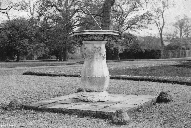 Et marmor solur (s/h foto) af Charles Latham