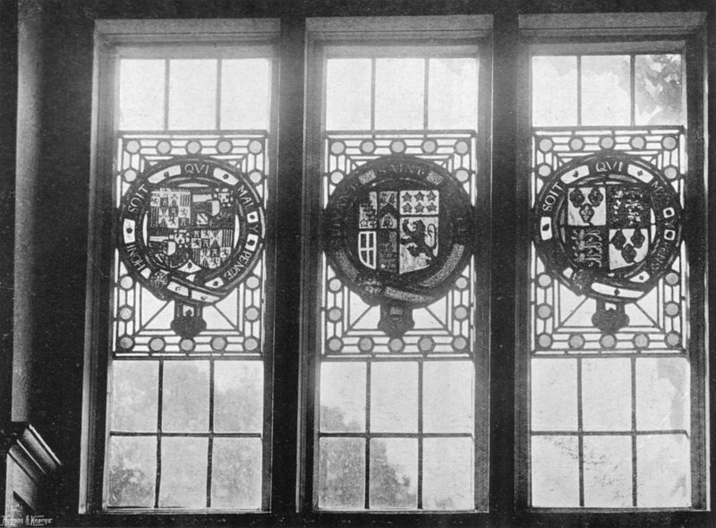 Gammelt glas over sydhallens dør af Charles Latham