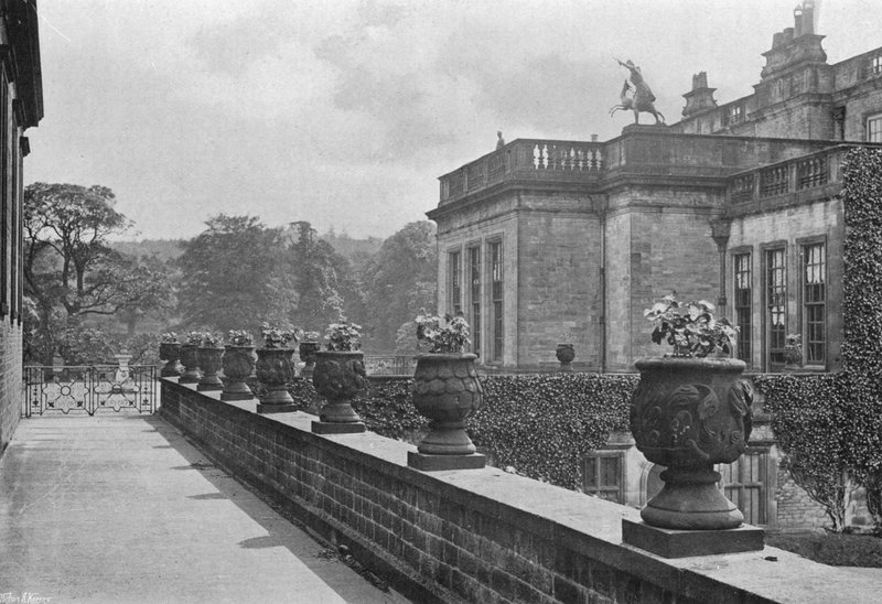 Udskårne stenvaser, East Terrace (s/h foto) af Charles Latham