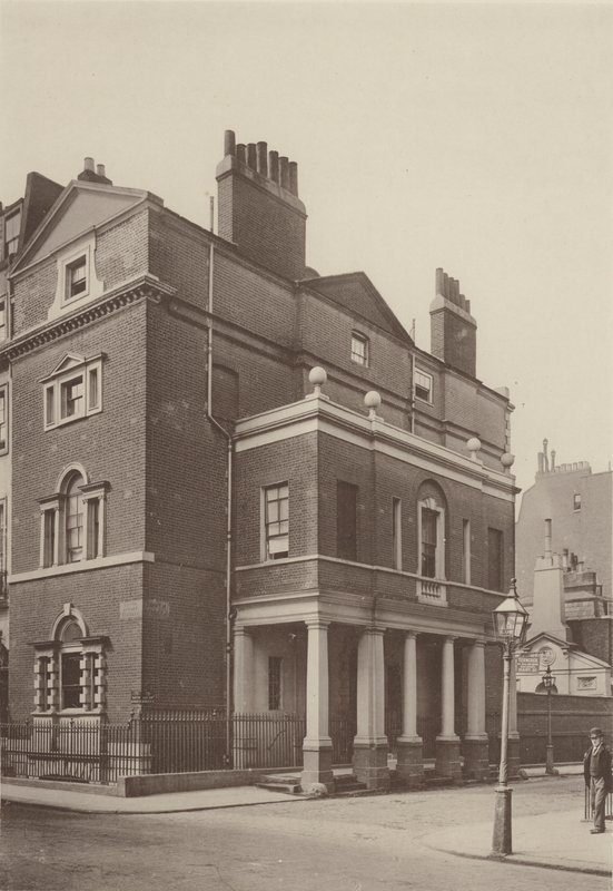 Corner House, South Audley Street, West af Charles Latham