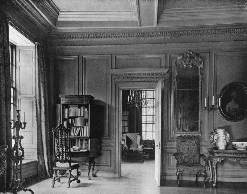Døråbning i tegnestue, der åbner til restaureringskammeret af Charles Latham