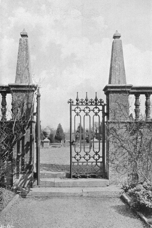 Haveporte ved Montacute af Charles Latham