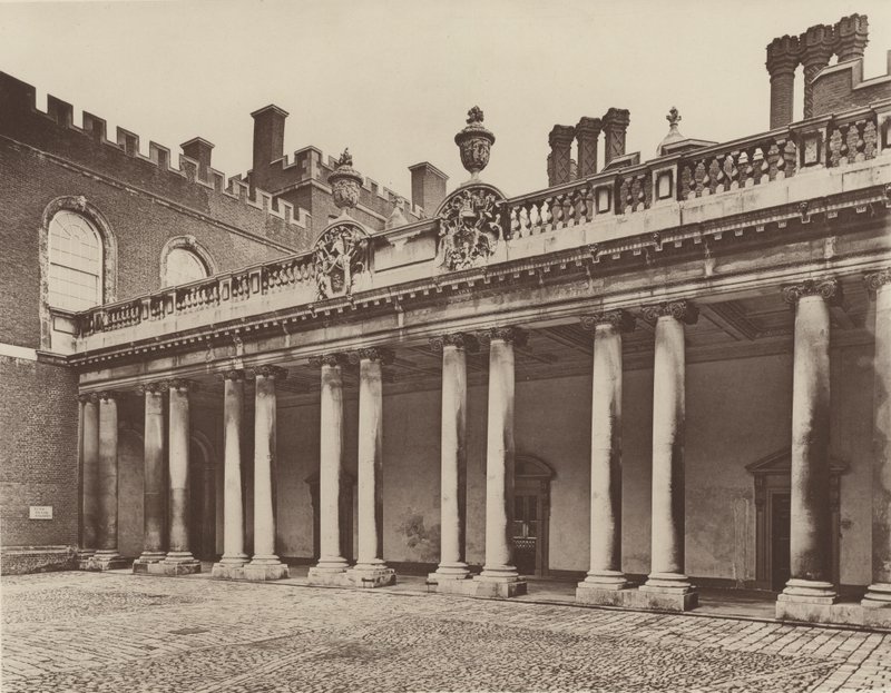 Hampton Court Palace, Colonnade til Kings Entrance af Charles Latham