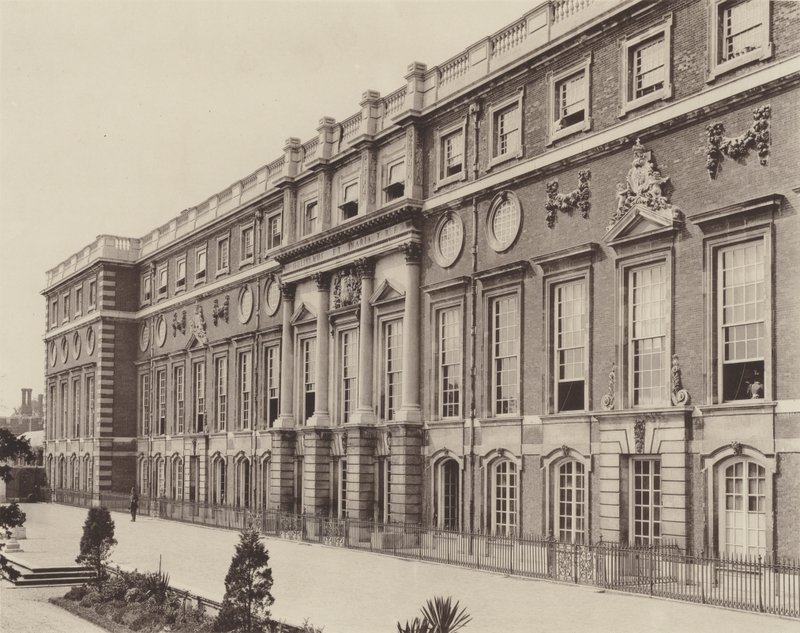 Hampton Court Palace, River Front af Charles Latham