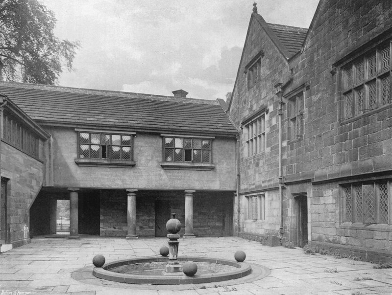I Quadrangle Court af Charles Latham