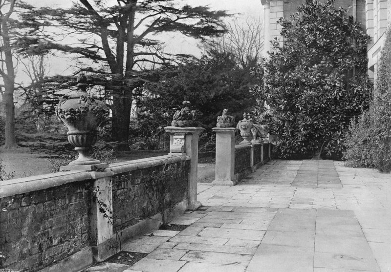 Blyurner, Sydterrasse af Charles Latham