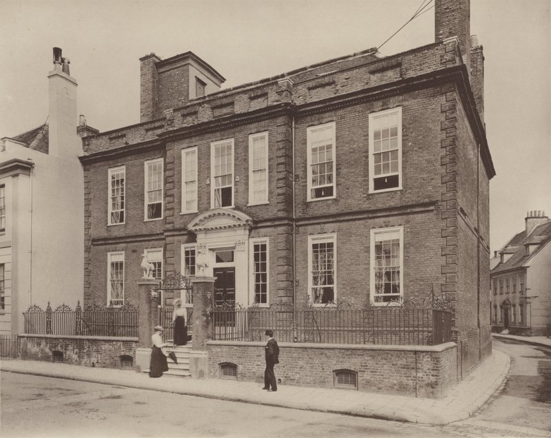 Swan House, Chichester af Charles Latham