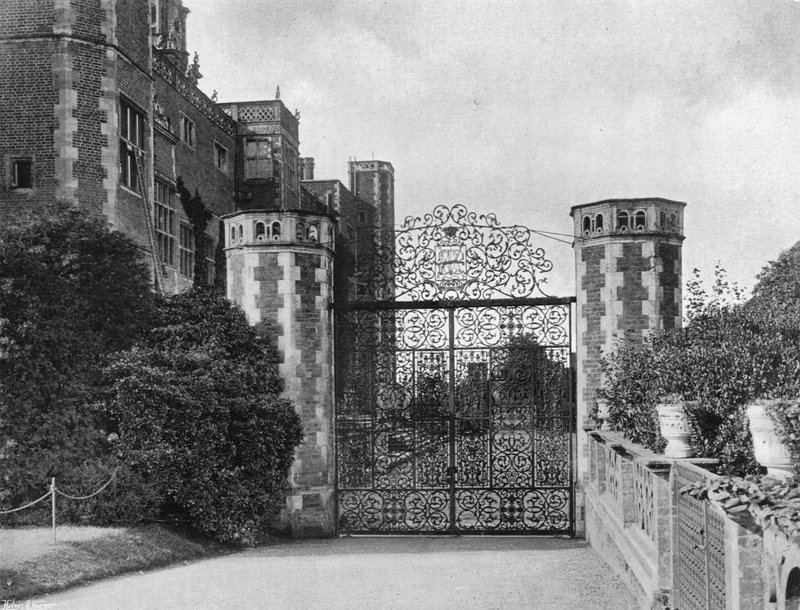 The East Gateway på nordfronten (s/h foto) af Charles Latham