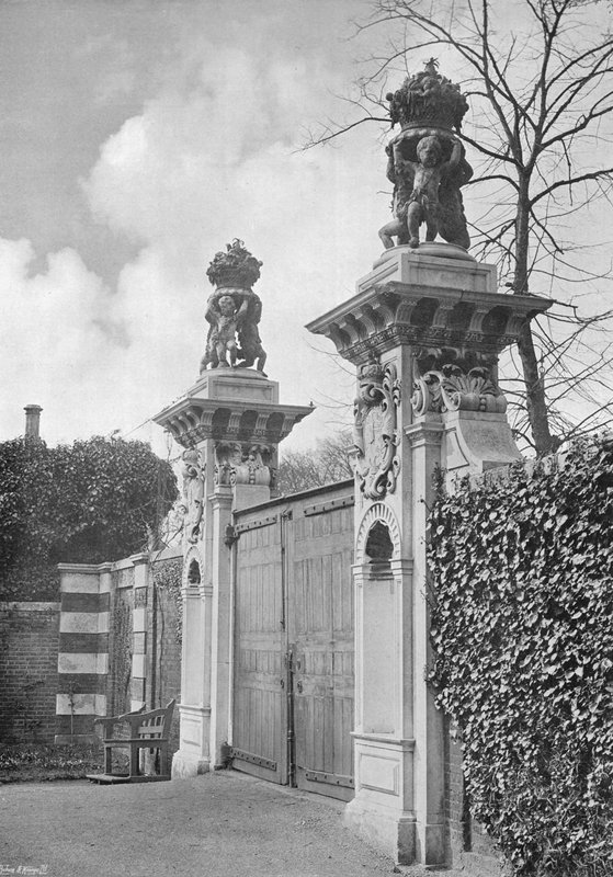 Blomsterpotteportene ved Hampton Court af Charles Latham