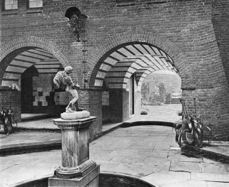 The Fountain Court (s/h foto) af Charles Latham