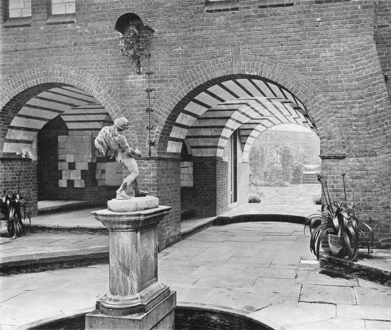 The Fountain Court (s/h foto) af Charles Latham