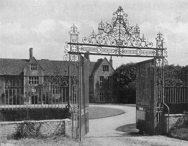 The House and Forecourt (s/h foto) af Charles Latham