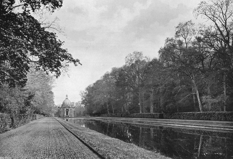 Den lange kanal og pavillon af Charles Latham