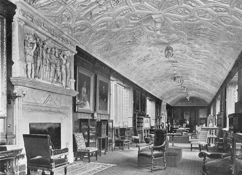 The Long Gallery (s/h foto) af Charles Latham